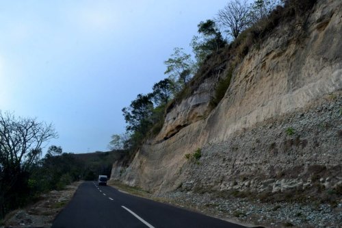 tebing yang kelak menjadi batu bulat