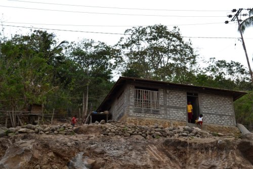 rumah di tepian tanah merah