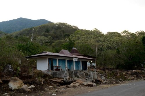 kantor pemerintahan di tepi jalan