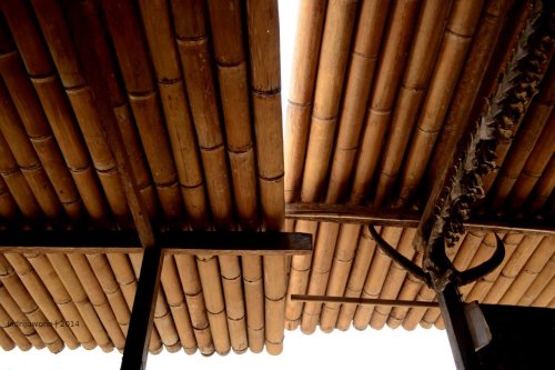 pertemuan atap bambu