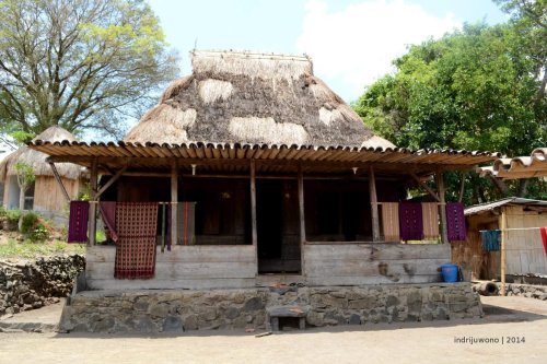 rumah adat di Bena dengan atap asli ilalang