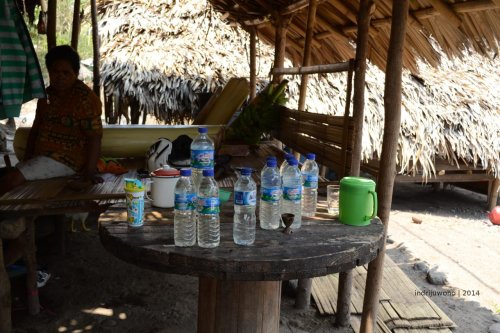 arak kelas satu, dua, dan tiga. mencobanya pakai sloki kayu itu.