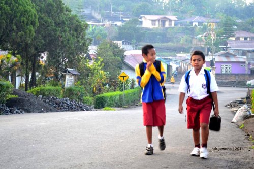 karena agak dingin, jadi memakai jaket