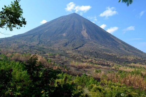 gunung pengawas Ngadha, Inerie
