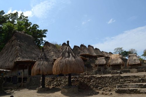 sepasang nga'dhu pada loka wato