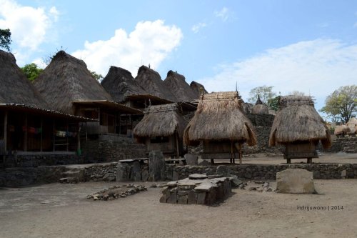 dua bhaga dan makam di depannya