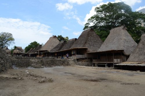 dinding batu pembatas loka