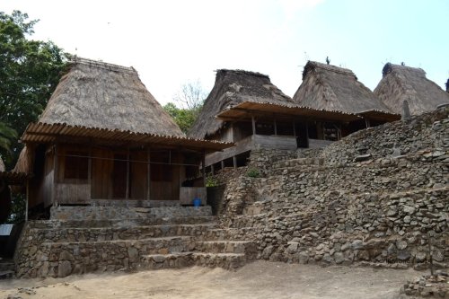 loka yang terpisah oleh dinding batu