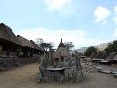 ture dan meja pipih batu