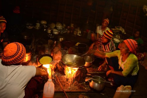 mama-mama yang memasak di dapur