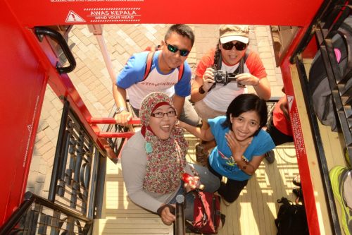 fahmi, mumun, noerazhka, yusmei, nampang dari atas tangga.