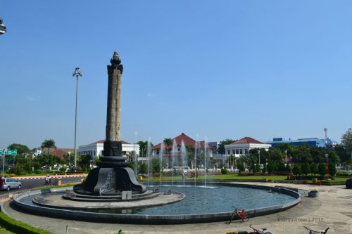tugu muda semarang, di belakangnya adalah wisma perdamaian, kediaman walikota