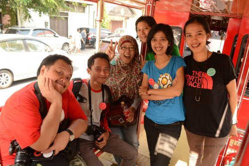 adi, temannya, noerazhka, devi, yusmei, alett nampang di bis bawah