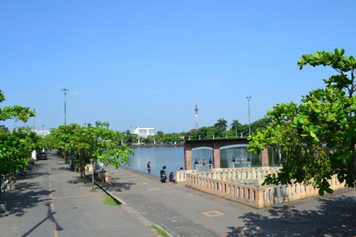 polder tawang di depan stasiun