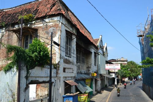 jalanan kota lama, agak terbengkalai
