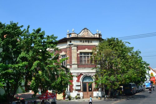 gedung marba di depan taman srigunting