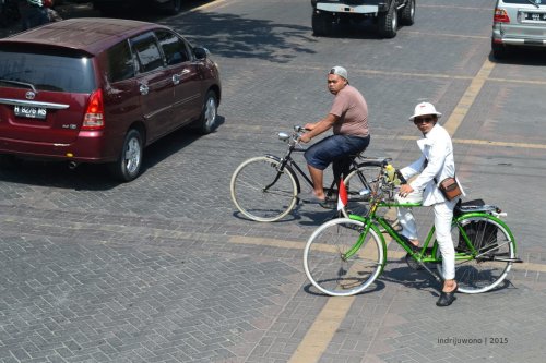 melintas jalan dengan sepeda