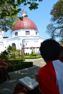 gereja blenduk di tangan vira indohoy.