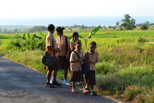 anak-anak berseragan pramuka yang malu-malu