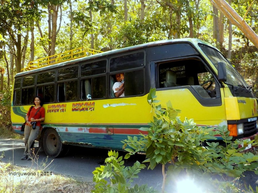 daripada bosan menunggu, senyum dulu.