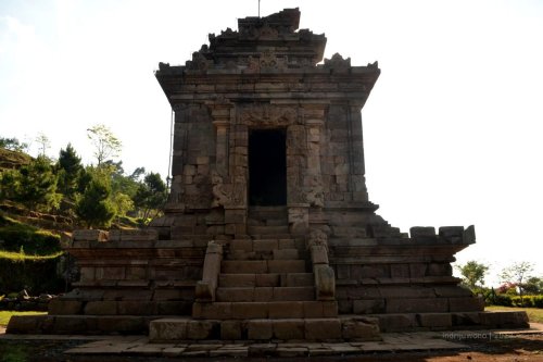 candi gedong I dari depan menuju relung
