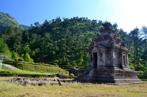 hamparan batu di depan candi gedong II