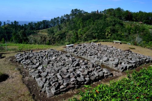 hamparan batu di elevasi bawah candi gedong III, sisa candi atau pendopo?