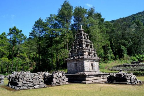 di sisi depannya, candi apit atau perwara?