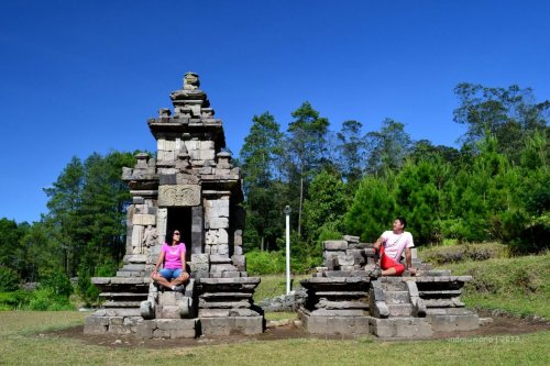 candi kembar, satu masih selamat, satu runtuh.