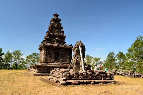 candi gedong V dan candi apitnya