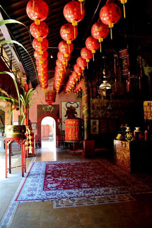 lampion di depan altar