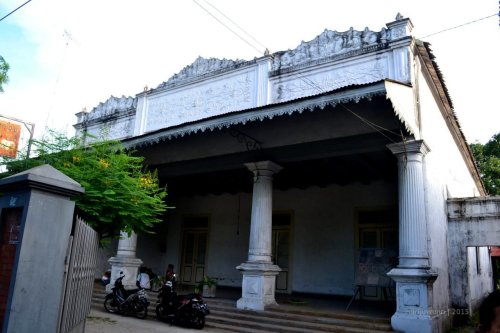 bagian depan gaya kolonial