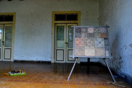 tegel produksi masih dipajang