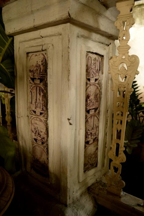 tiang dan langkan motif organik