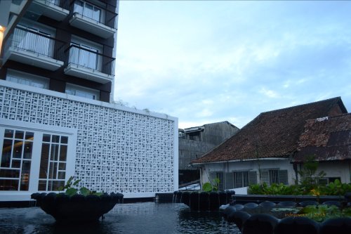 fasade loster putih, detail mengalirkan udara dan cahaya ke dalam