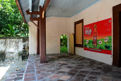 pola diagonal pada teras rumah belakang