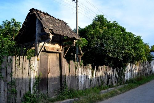pagar kayu lapuk dan gerbangnya