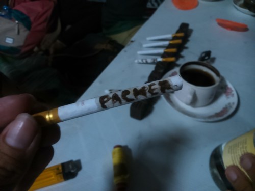 rokok yang sudah dileleti kopi