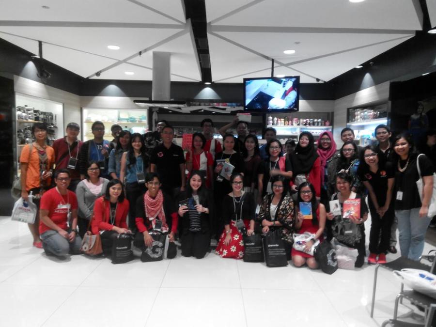 seluruh peserta book race dan tim gramedia yang tersenyum senang (foto : gramedia)