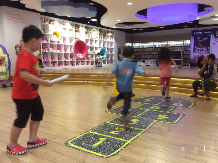 bermain di sini sementara orang tua mencari buku, bisa!