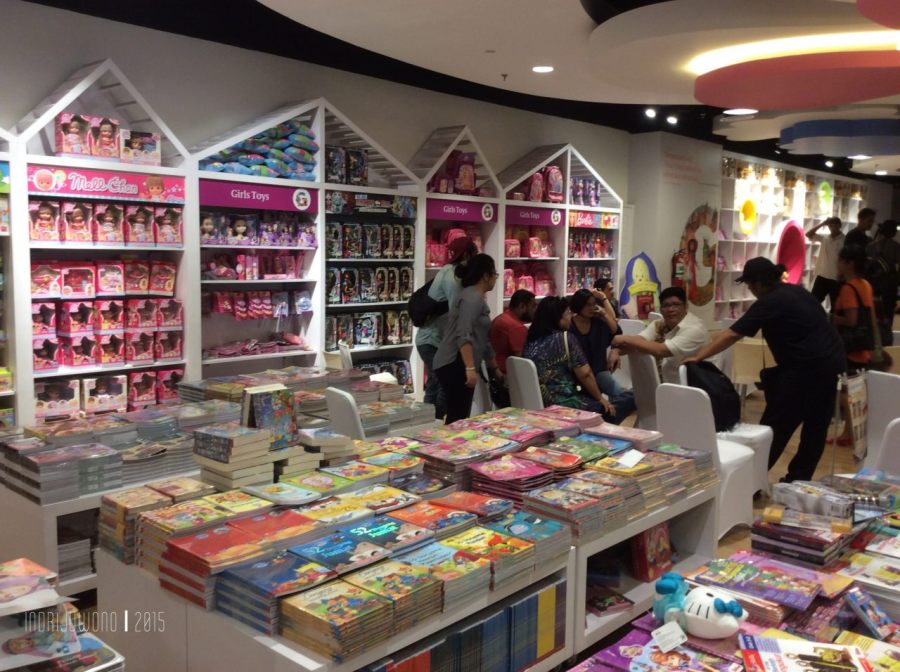 penataan buku anak pun berwarna-warni