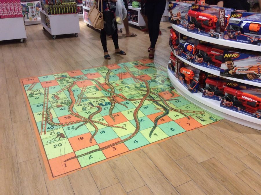 mungkin mengisi kebosanan dengan bermain ular tangga