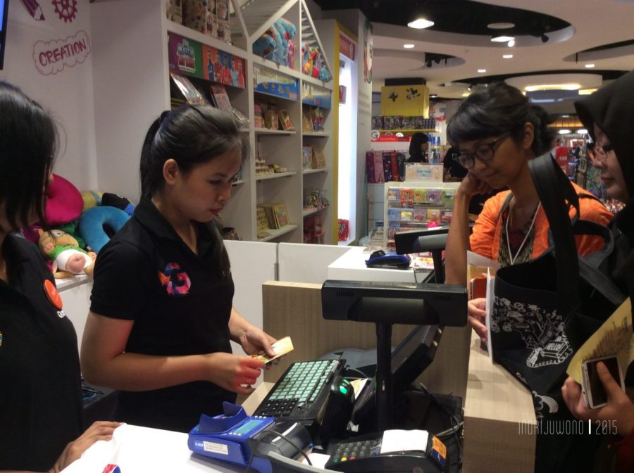 kak Tika @sabaiX pun asyik mengantri hasil buruannya