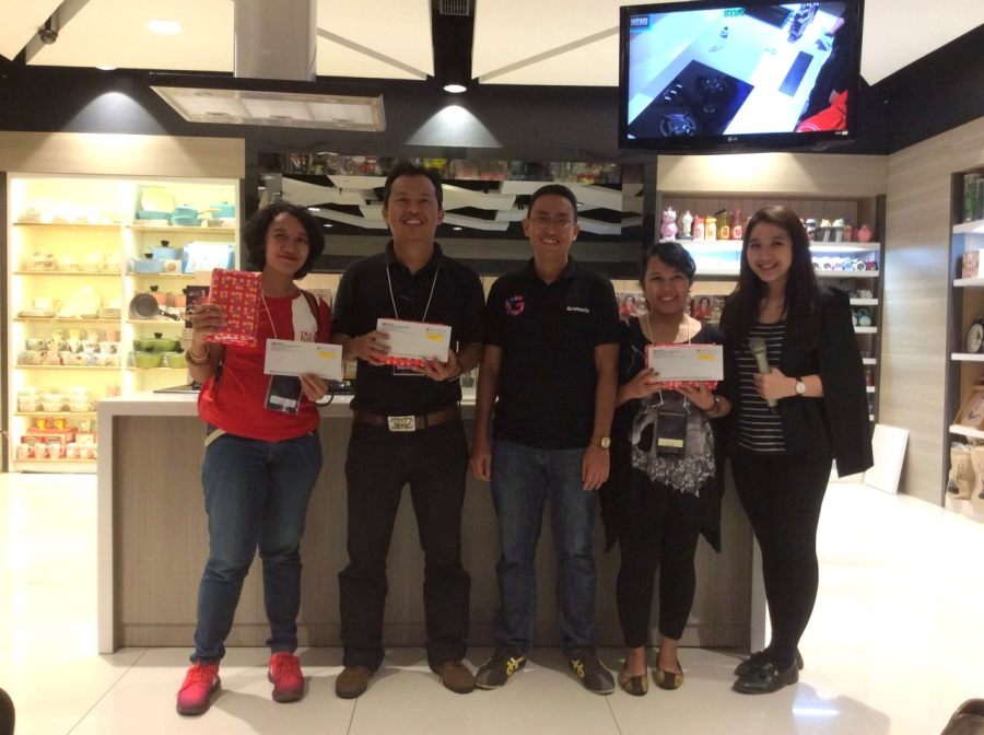 semacam hadiah ulang tahun buatku dan mas @harrismaul. eh, @ceritaeka menang juga!