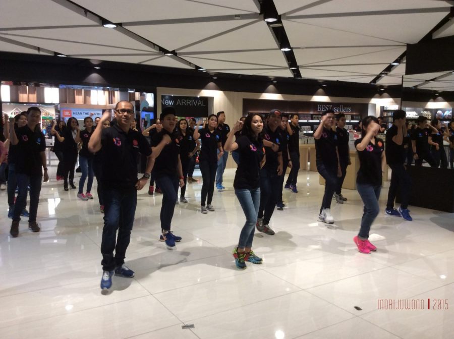dance sore oleh karyawan gramedia