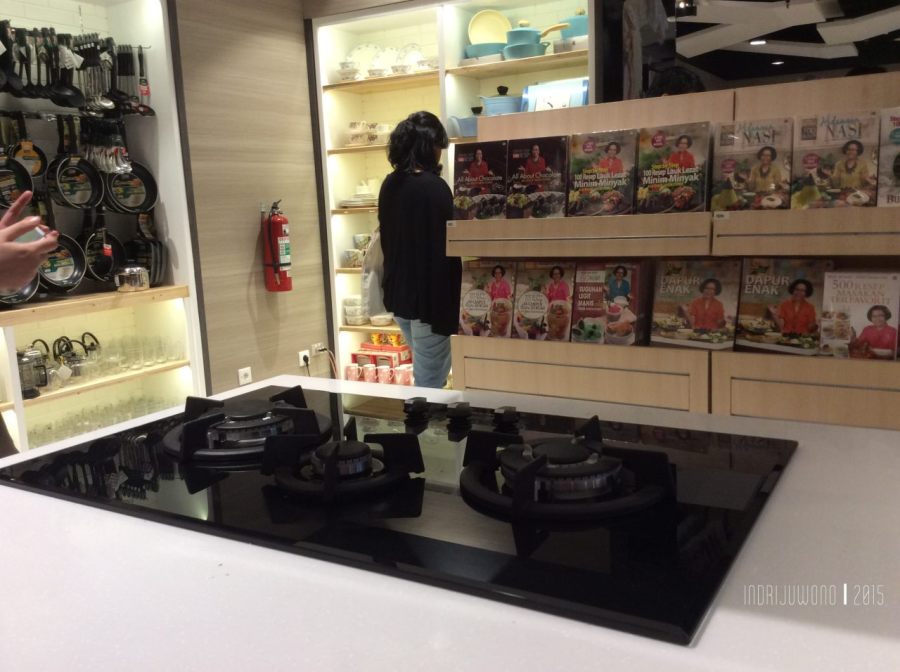 percaya kan ada kompor di dalam toko buku? cuma di Woman Chamber!