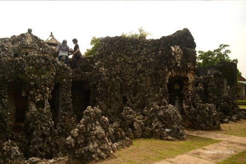 ruang-ruang di dalam batu