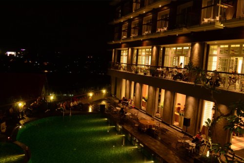 makan malam di tepi kolam