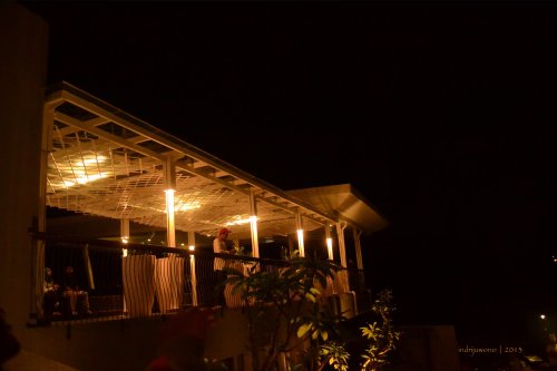 permainan lampu menghasilkan kesan dramatis