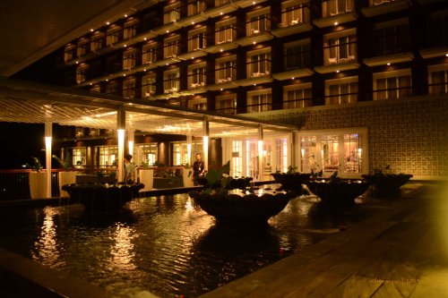 kolam padma di malam hari